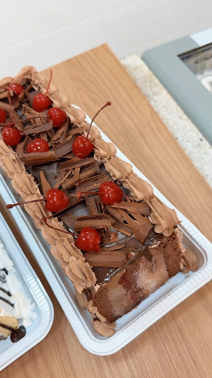 Torta de chocolate com cerejas