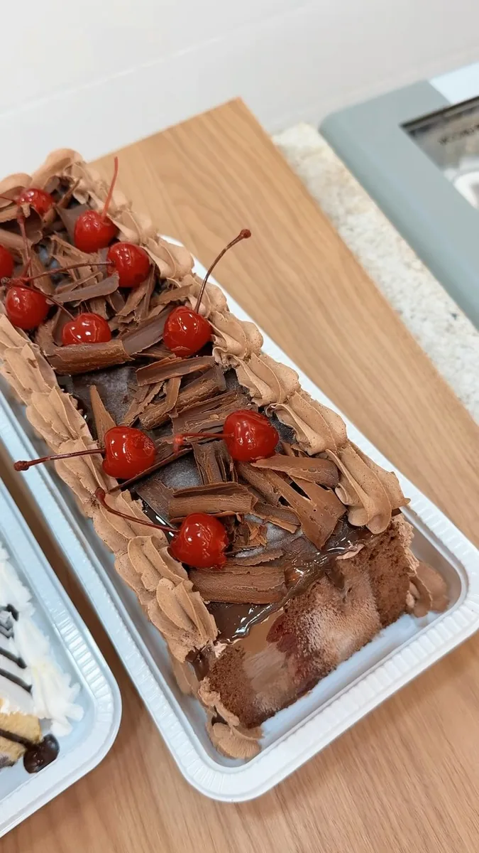 Torta de chocolate com cerejas